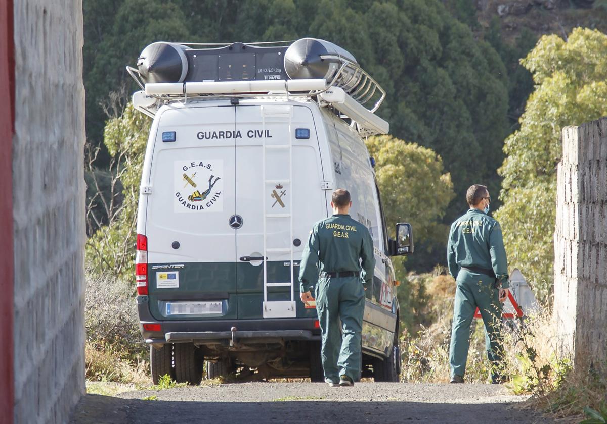 Un furgón del GEAS de la Guardia Civil en una de las zonas donde se buscó a Juana Ramos en abril de 2021, en Gran Canaria, Islas Canarias (España), en una imagen de archivo.
