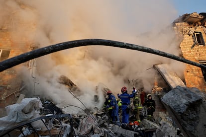 Personal de rescate trabaja en un edificio afectado por el ataque, este jueves, en Kiev.