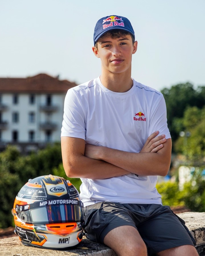 Mattia Colnaghi, la nueva perla de la academia de Red Bull, el italo-argentino, correrá en 2026 en la F3.
@redbulljuniorteam en IG.