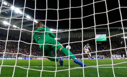 Lucas Chevalier del Paris St Germain detiene el penalti lanzado por Micky van de Ven, del Tottenham Hotspur, durante la tanda de penaltis. 