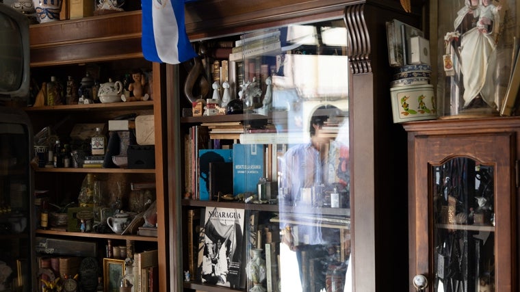 Vitrina que alberga parte del archivo histórico y literario