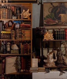 Imagen secundaria 2 - Fidel Narváez en la entrada de la librería. En el Interior de la misma conviven libros y objetos antiguos esparcidos por todo el recinto.