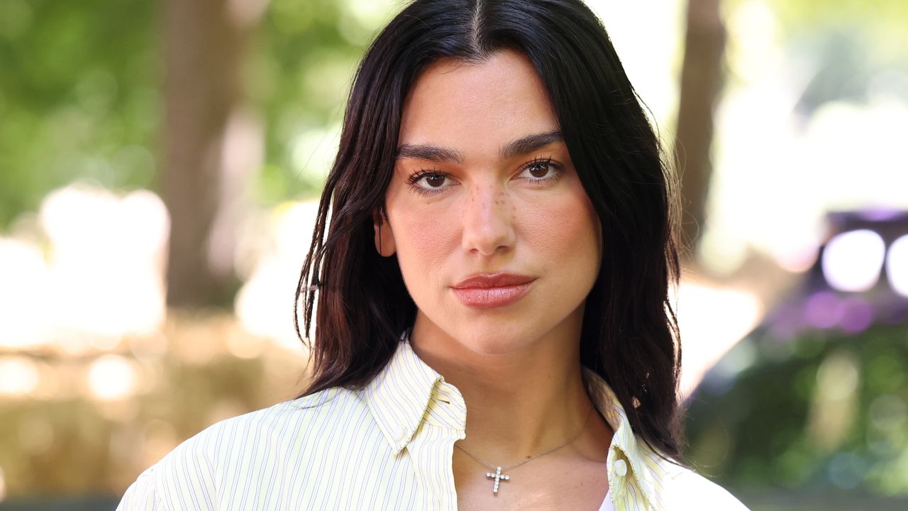 Dua Lipa está en Ibiza por su cumpleaños (y este es el vestido con el que se ha adelantado a sus 30)