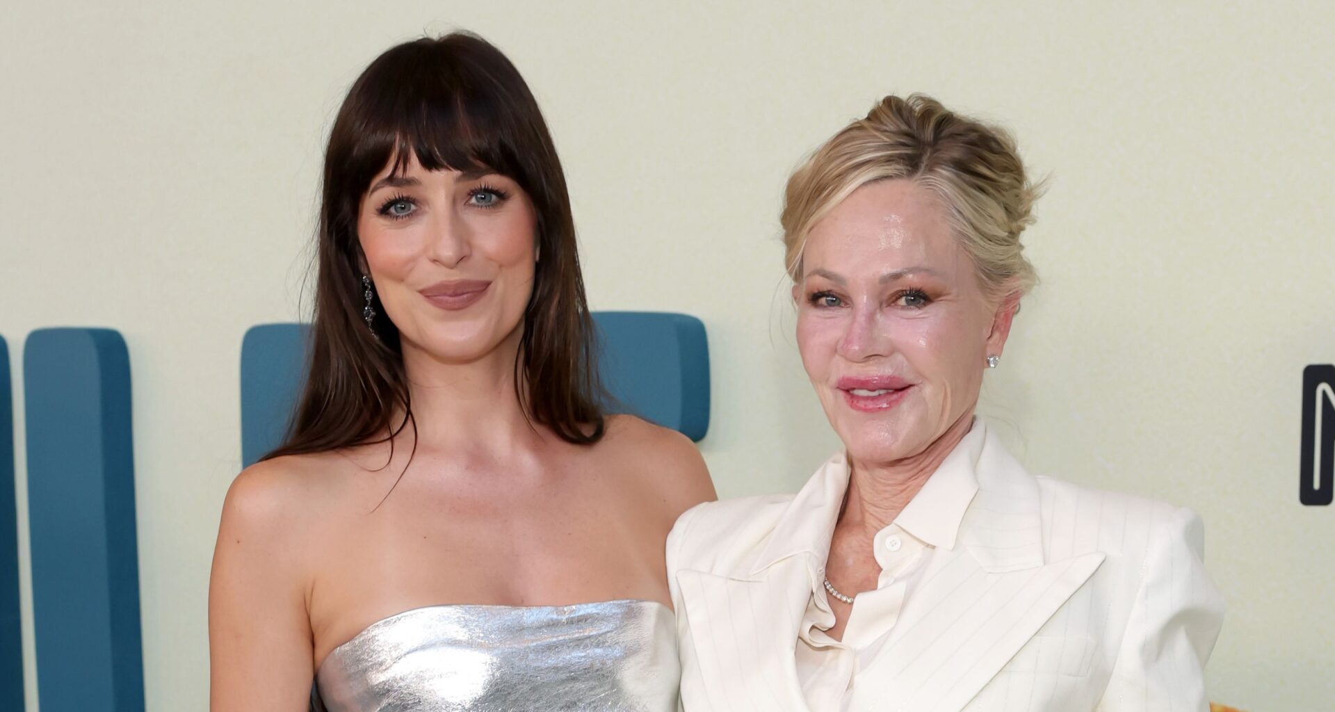 Dakota Johnson deslumbra en la alfombra roja: de Gucci, sin apenas accesorios y acompañada por su madre, Melanie Griffith