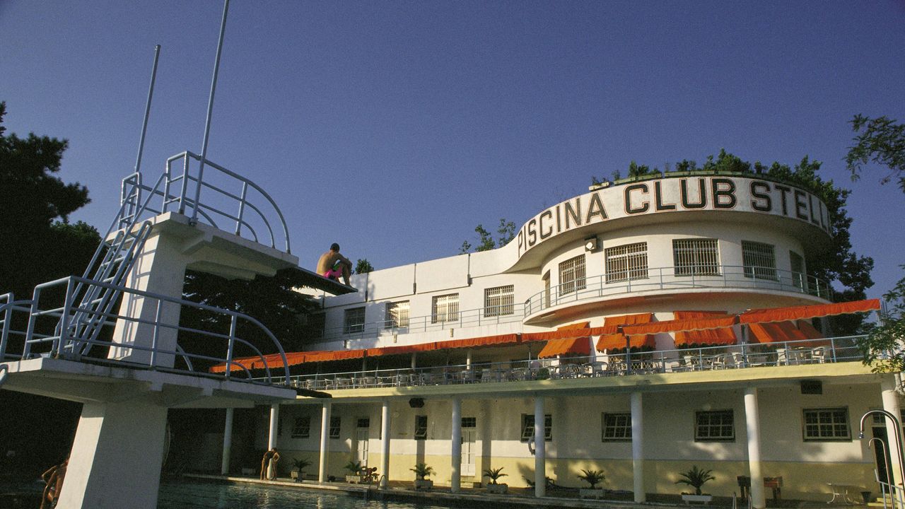 Piscina-Club Stella: un icono del tardorracionalismo y un oasis de libertad madrileña en peligro de desaparición