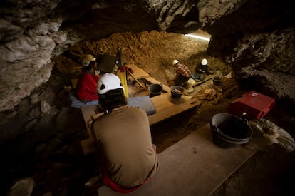 Vista interior de la zona de la cueva El Mirador donde han hallado los restos humanos cocinados.
