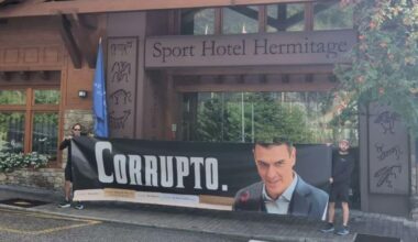 HazteOír despliega una lona gigante en la puerta del hotel de Pedro Sánchez y Begoña Gómez en Andorra: «Corrupto»