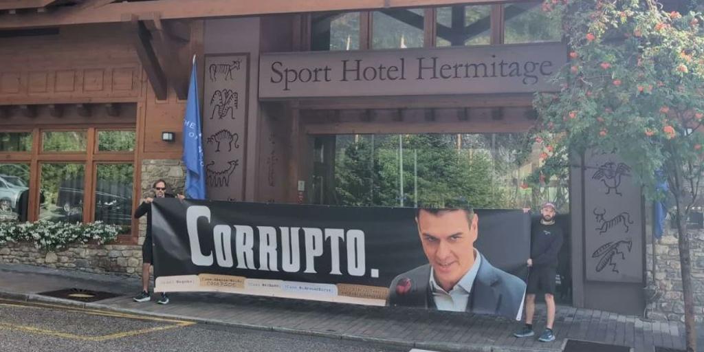 HazteOír despliega una lona gigante en la puerta del hotel de Pedro Sánchez y Begoña Gómez en Andorra: «Corrupto»