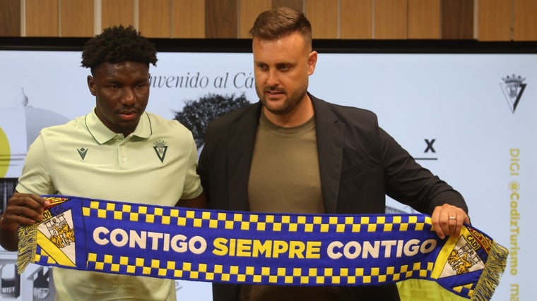 Alfred Caicedo junto a Juan Cala durante su presentación como nuevo jugador del Cádiz CF.