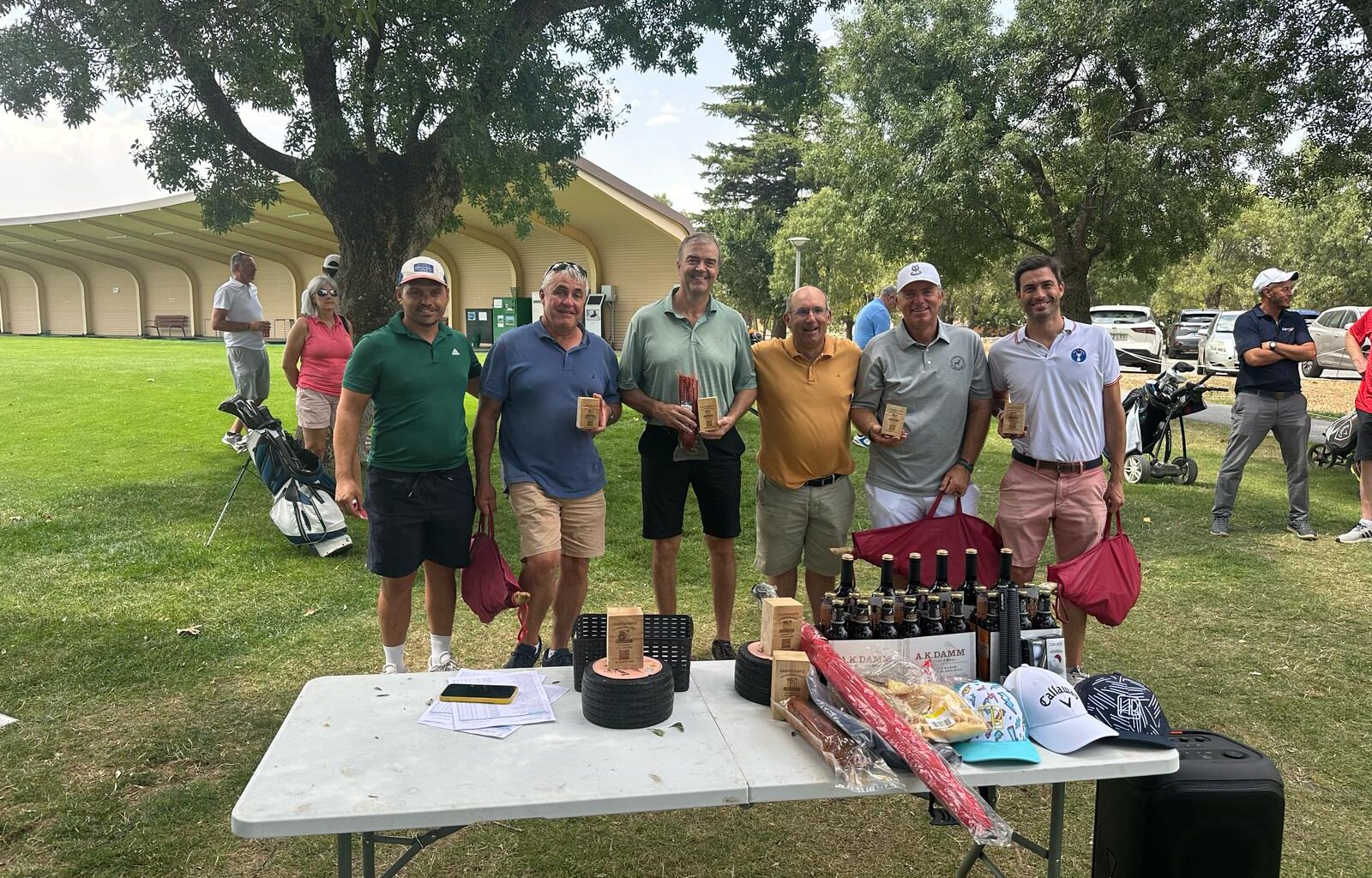 Los ganadores posan con el trofeo durante la cita./LA FAISANERA