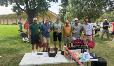 Los ganadores posan con el trofeo durante la cita./LA FAISANERA