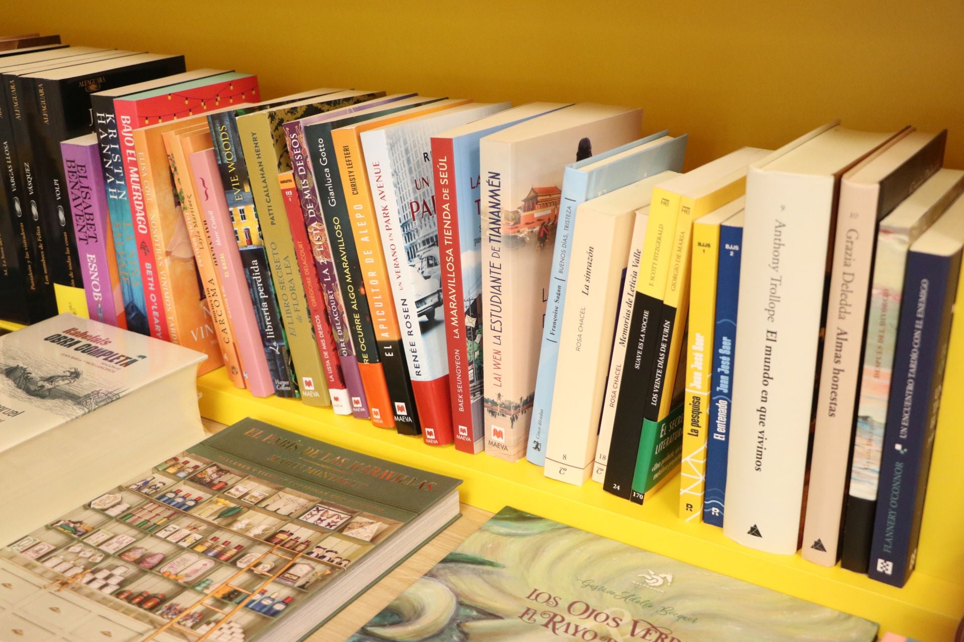 Imagen de varios libros espuesto en la librería Deicatessen de David Lera.