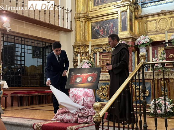 El pintor sevillano Alejandro Romera presenta en Alba de Tormes una recreación pictórica de la urna desaparecida de Santa Teresa - SALAMANCArtv AL DÍA