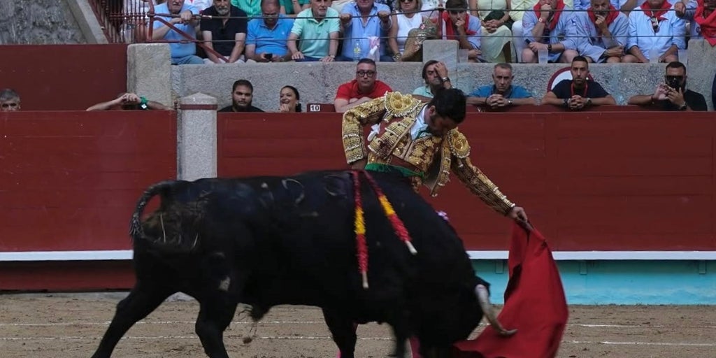 Morante sufre en Pontevedra una cornada de dos trayectorias en la pierna derecha