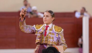 Alcalá se viste de Chenel y oro a la espera de Morante