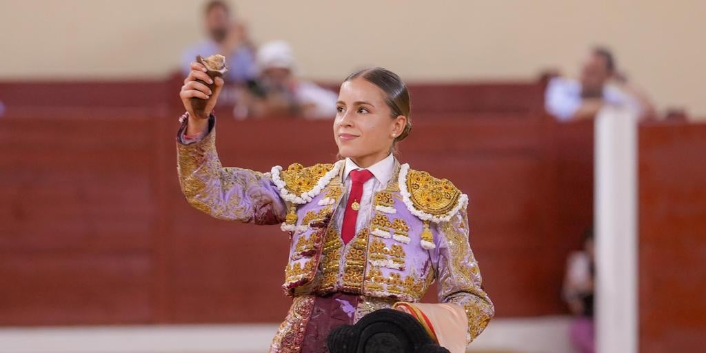 Alcalá se viste de Chenel y oro a la espera de Morante