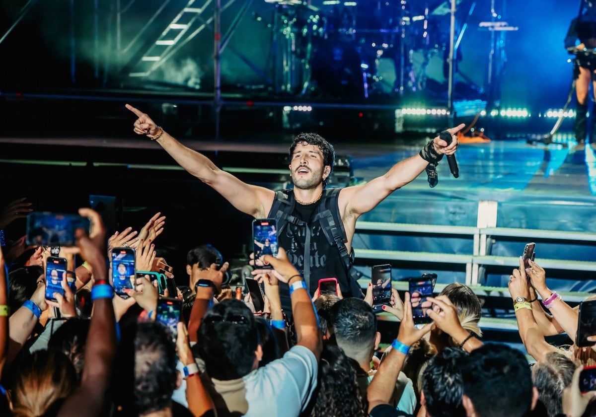 Cuando Sebastián Yatra pide silencio, Málaga habla con el corazón