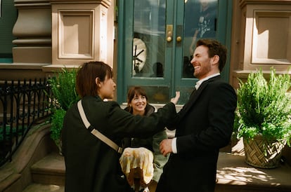 Celine Song con Dakota Johnson y Chris Evans en el set de 'Materialistas'.