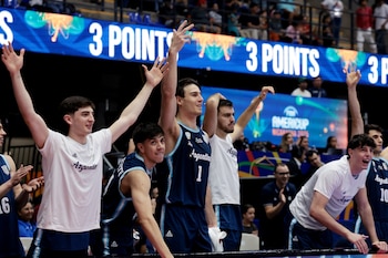 Los jugadores argentinos celebran un