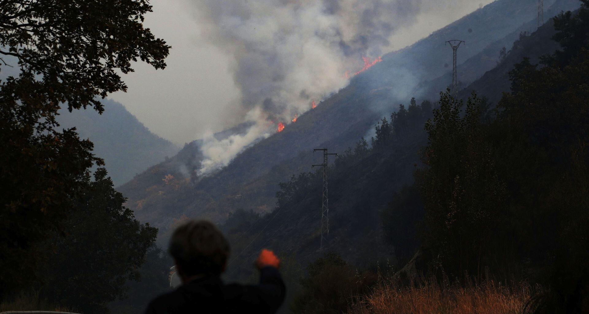 León se prepara para 48 horas «determinantes» en la lucha por controlar los incendios