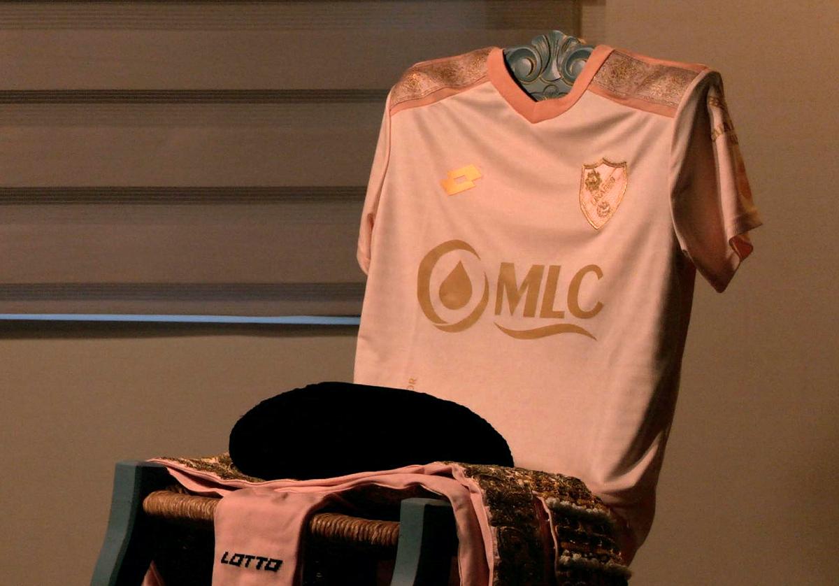 El Linares vuelve a deslumbrar con su equipación taurina, de rosa y oro, en homenaje a Manolete