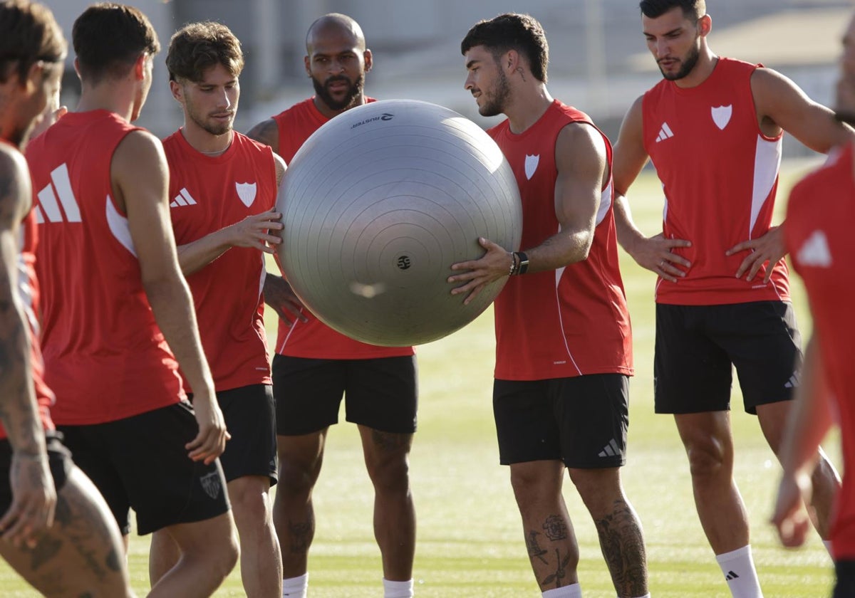 Isaac y José Ángel Carmona, en un entrenamiento de pretemporada