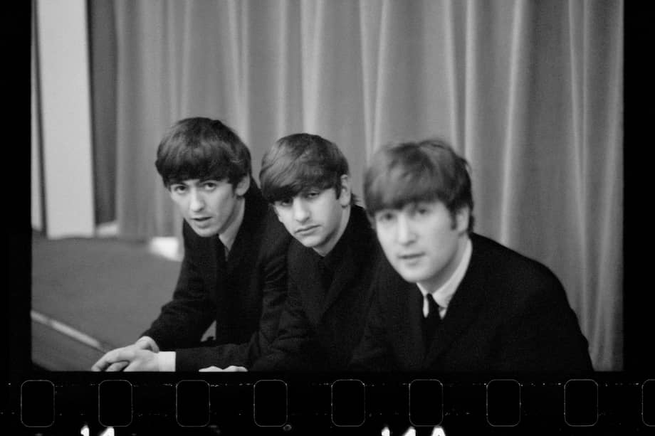 Fotografía tomada por el cantante Paul McCartney de sus compañeros de banda George Harrison, Ringo Starr, y John Lennon en los camerinos antes de un concierto de Los Beatles en 1963. 