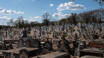 La leyenda más terrorífica del cementerio de la Almudena: el autobús del más allá
