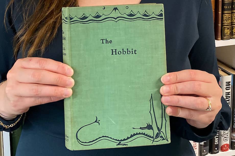Una foto reciente, sin fecha y publicada por la casa de subastas Auctioneum, muestra una rara primera edición de "El Hobbit" de J.R.R. Tolkien en la casa de subastas de Bristol, al suroeste de Inglaterra, antes de la venta del libro.