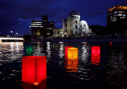  Faroles de papel en memoria de las víctimas del bombardeo atómico flotan en el río Motoyasu en Hiroshima en el 80.º aniversario del bombardeo atómico.  