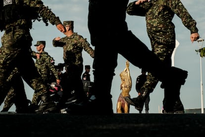 Un grupo de soldados marcha durante el ensayo de un desfile militar; al fondo, la escultura de Shakira, en la avenida del Malecón de Barranquilla. 