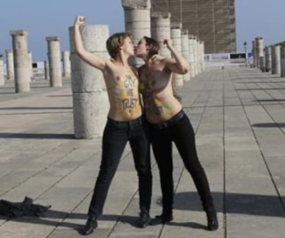 Dos activistas de Femen se besan en la Torre Hasán de Rabat, en 2015.