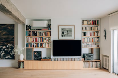 En el salón, Esnal diseñó un mueble a medida para los libros y el antiguo magnetofón Sony que compró su padre en Alemania en los años setenta. 