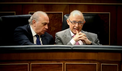 Los ministros del Interior, Jorge Fernández Díaz (izquierda) y Hacienda, Cristóbal Montoro, en un pleno del Congreso durante el Gobierno de Mariano Rajoy, en 2015.