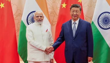 El primer ministro indio, Narendra Modi (izquierda) y el presidente chino, Xi Jinping, este domingo en Tianjin, durante un encuentro con motivo de la cumbre de la Organización de Cooperación de Shanghái.