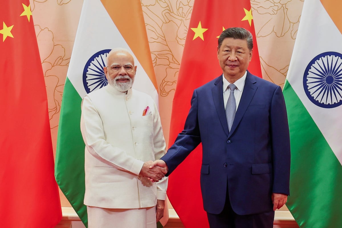 El primer ministro indio, Narendra Modi (izquierda) y el presidente chino, Xi Jinping, este domingo en Tianjin, durante un encuentro con motivo de la cumbre de la Organización de Cooperación de Shanghái.