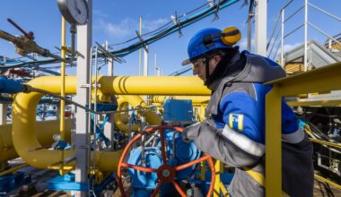 El petróleo cae por aumento de producción de OPEP+ e incertidumbre sobre suministro ruso