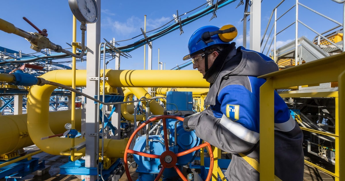 El petróleo cae por aumento de producción de OPEP+ e incertidumbre sobre suministro ruso