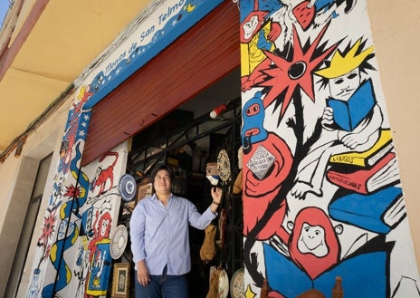 Imagen secundaria 1 - Fidel Narváez en la entrada de la librería. En el Interior de la misma conviven libros y objetos antiguos esparcidos por todo el recinto.