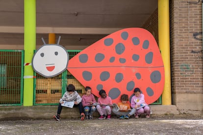 Pieza de 'Cuaderno de surcos', trasladada a uno de los centros escolares de Logroño. Foto de Sara Cuerdo, cortesía de Concéntrico.