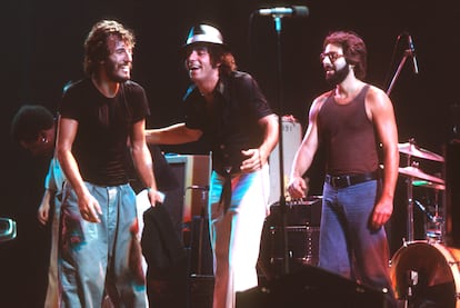 Bruce Springsteen, Steven Van Zandt y Max Weinberg, en el Hammersmith Odeon de Londres, en noviembre de 1975. 