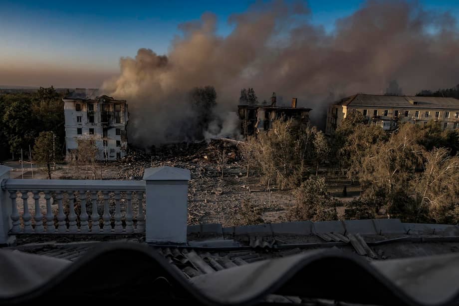 El humo se eleva desde el lugar de un ataque ruso hacia un edificio residencial de cinco pisos en Kramatorsk, en la región de Donetsk.