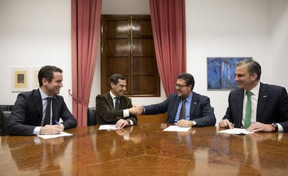 El entonces candidato del PP a la presidencia de la Junta, Juan Manuel Moreno, estrecha la mano del que fue cabeza de cartel de Vox, Francisco Serrano, a su derecha, en presencia de los que eran secretarios generales de sus respectivos partidos, Teodoro García Egea (PP) y Javier Ortega Smith (Vox), en enero de 2019 en el Parlamento de Andalucía, tras la firma del pacto de investidura del primero. 