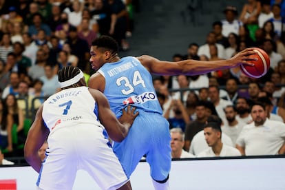 Antetokounmpo ante Yabusele en un Grecia-Francia antes del Eurobasket.
