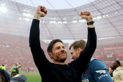 Xabi Alonso celebra en 2024 la Bundesliga con el Leverkusen.