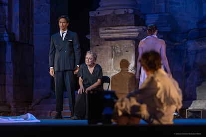 Cristobal Suárez e Isabel Ordaz en la escena final de 'Las troyanas'.
