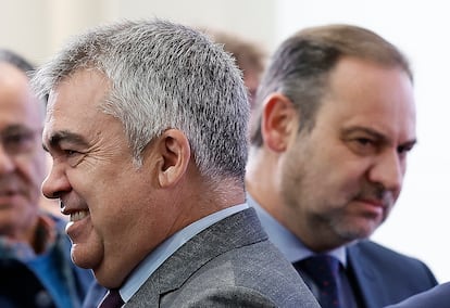 Santos Cerdán y José Luis Ábalos en noviembre de 2023 durante la toma de posesión de Óscar Puente como ministro de Transportes. 