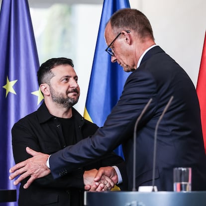 Berlin (Germany), 13/08/2025.- German Chancellor Friedrich Merz (R) and Ukrainian President Volodymyr Zelensky shake hands after a press conference following a video call with other heads of state ahead of a summit between the US and Russian leaders, in Berlin, Germany, 12 August 2025 (Alemania, Ucrania) EFE/EPA/FILIP SINGER
