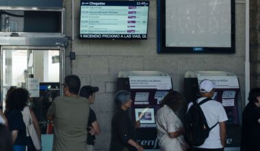 Viajeros en la estación del tren de Ourense: «Estamos atrapados, no es justo lo de búscate la vida para ir a Zamora» - La Voz de Galicia