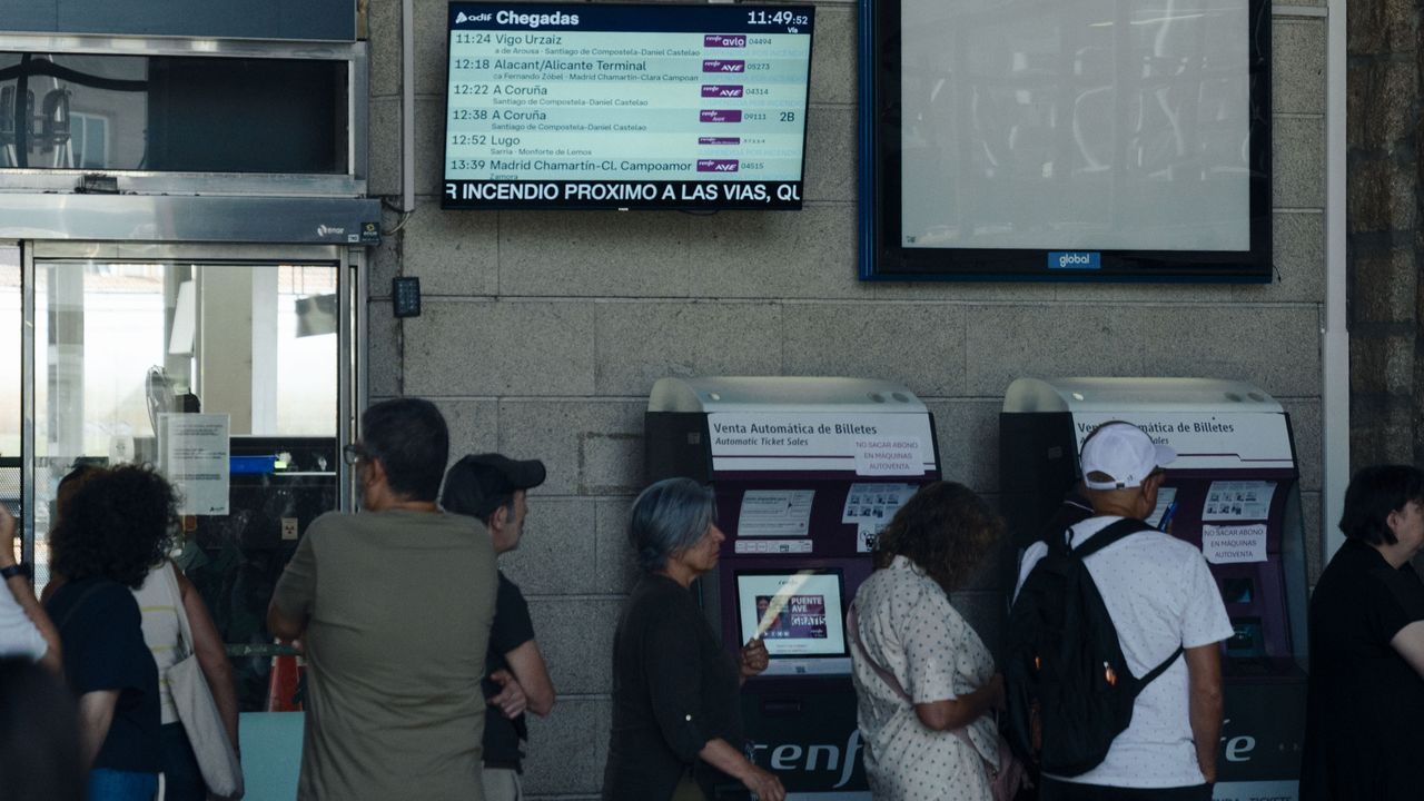 Viajeros en la estación del tren de Ourense: «Estamos atrapados, no es justo lo de búscate la vida para ir a Zamora» - La Voz de Galicia